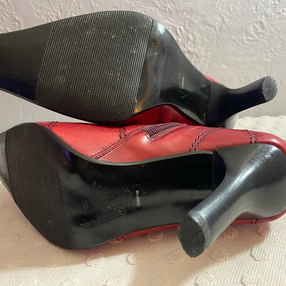 DIBA Vintage Red Bootie - Picture 4 of 16
